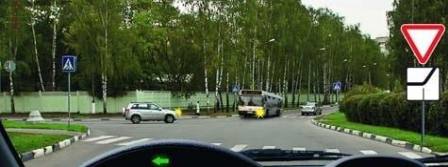 Who should the driver give way to when making a left turn?