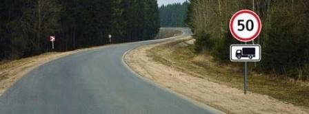 What is the maximum speed limit for a truck driver with a maximum weight of not more than 3.5 tons in the area affected by the signs?