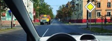 Do you have to give way to the truck driver who has yellow flashes of light on when driving straight through the intersection?