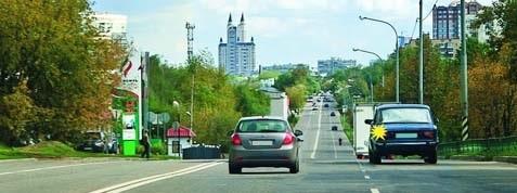 Обязан ли водитель, движущийся без перестроения, уступить дорогу водителю, перестраивающемуся справа?