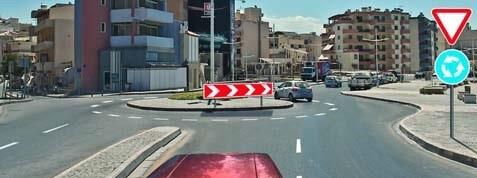 Обязаны ли Вы включить указатель поворота направо на этом перекрёстке?