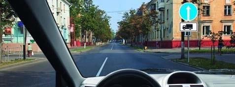 Թեթև մարդատարի վարորդին ո՞ր ուղղությամբ է թույլատրվում երթևեկել այս իրավիճակում