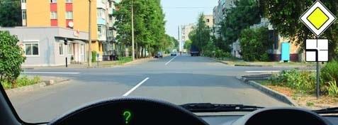 При выполнении поворота налево в данной ситуации подача сигнала: